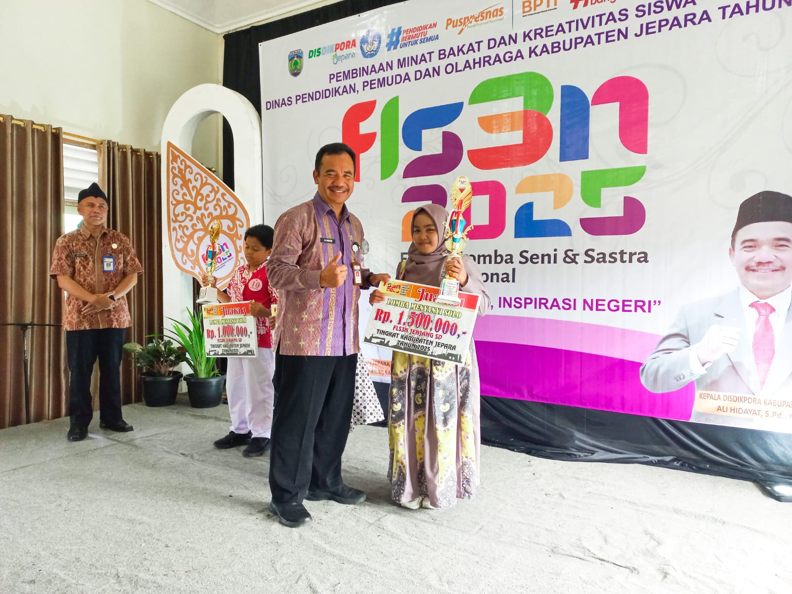 Juara 1 Menyanyi Solo FLS3N